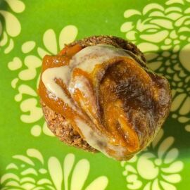 Imagem da notícia Receita Saudável: Bolinho de Maçã com Caramelo Cremoso de Tâmara e Tahine